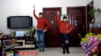 点击观看《麦芽广场舞 星星的约会 片头咻一咻搞怪片段 亲子版 演唱：小虎队》