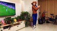 点击观看《小君广场舞 牛仔女郎 What the Cowgirls Do 小君化身牛仔女郎曼妙扭腰广场减腰舞蹈视频》