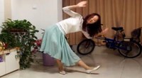 点击观看《小君广场舞 惊鸿一面 优雅长裙正面动作舒缓广场健身舞蹈视频》