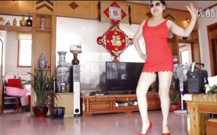 点击观看《幸福人生广场舞 澎湃 32步点子舞 中年美女双场景舞蹈视频》