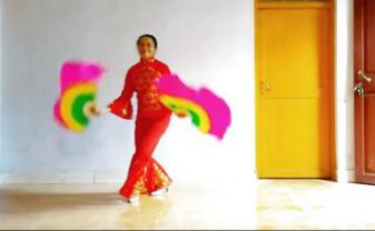 点击观看《焦陂百和广场舞 开门红 农村老大姐自创中国风扇子舞》