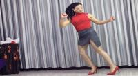 点击观看《青青世界广场舞 歌在飞 青春活力舞步 美女性感健身舞》