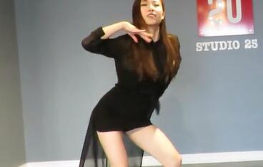 点击观看《韩式广场舞 美女大白腿性感韩舞秀》