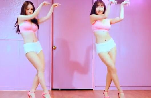 点击观看《韩式广场舞 粉红的诱惑 美女性感热裤大长腿热辣韩舞视频》