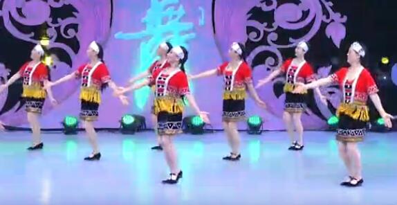 点击观看《北京青青广场舞 阿瓦人民唱新歌  少数民族风格舞蹈》