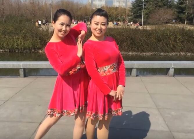 美久广场舞 唱着情歌留着泪  漂亮大妈们的双人舞蹈 欢快的步子舞