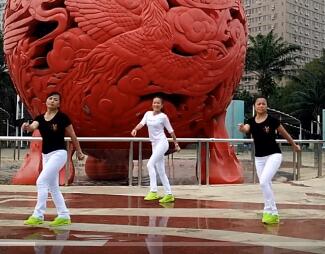 点击观看《凤凰香香广场舞 女大要出嫁 动感的鬼步舞 附动作分解教学视频》