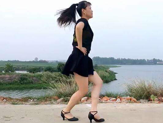 点击观看《简单年轻活力版32歩舞 爱情能耐 华美舞动广场舞主舞演示》