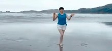 麦芽广场舞《勇敢勇敢》海边美女翩翩起舞