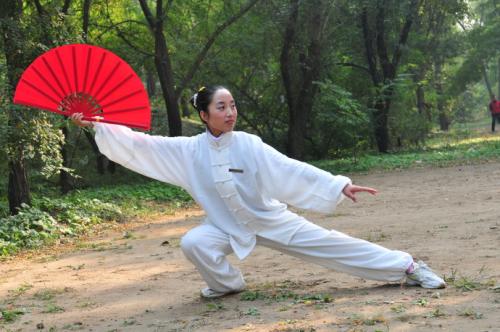 点击观看《句容茅山广场舞 中国功夫 太极扇健身舞蹈表演》