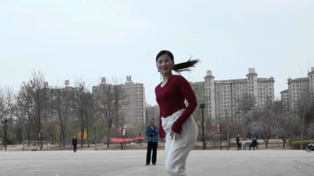点击观看《青青世界广场舞 清晨跳鬼步舞被偷拍》