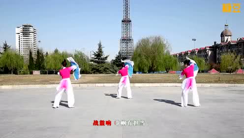 点击观看《云裳广场舞教学视频 广场舞蹈巾帼传奇含分解动作》