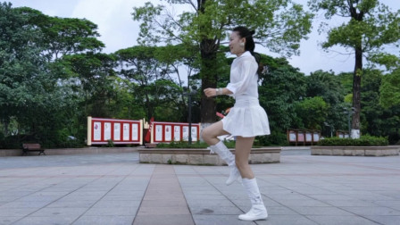 点击观看《凤凰香香鬼步舞视频教程 最火曳步舞情缘51步》