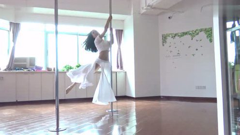 点击观看《钢管舞古典风格视频 红颜旧美女舞蹈》