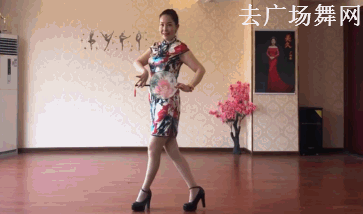 点击观看《简单旗袍团扇舞教学分解 美久优雅舞蹈红枣树教程》