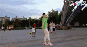 点击观看《青青世界广场尬舞视频 一分钟学会健身舞》