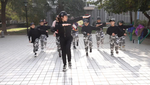 点击观看《鬼步舞《奇迹五套》第四五组动作教学 简单好学》