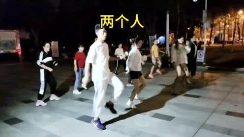 点击观看《晚上团队多人跳鬼步舞视频《两个人》一听就想跟着舞动起来》