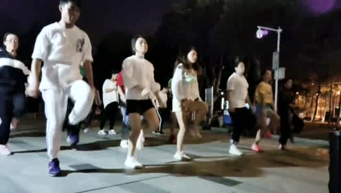 点击观看《夜晚团队鬼步舞视频 整齐步伐》