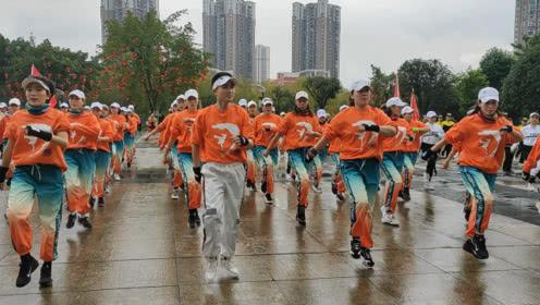 点击观看《老七连鬼步舞 500多人齐跳广场舞蹈视频》