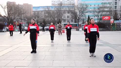 点击观看《全面健身操视频 广场上健身舞蹈你笑起来真好看》